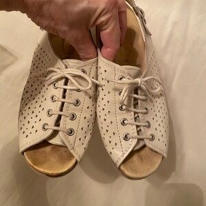 Super comfortable Size 38 Made in W Germany Leather platform sandals color Bone